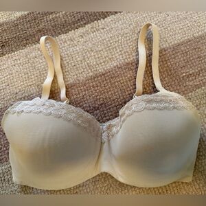 Le Mystere Lace-Trim Smooth Bra  32C